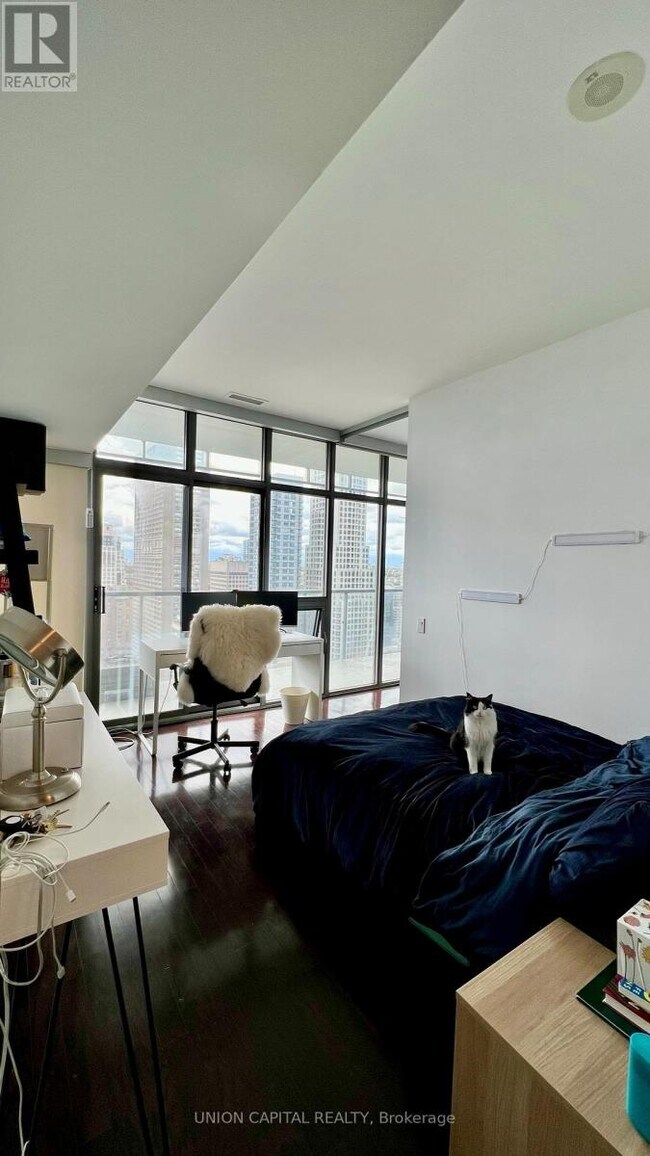 Photo - 33 Charles St E Unit 2807