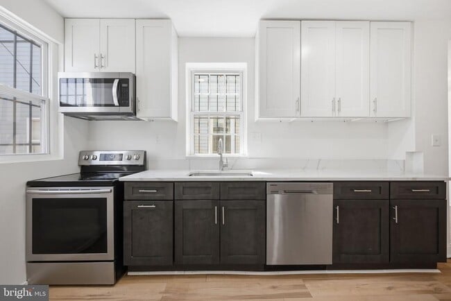 Photo - 924 Euclid St NW