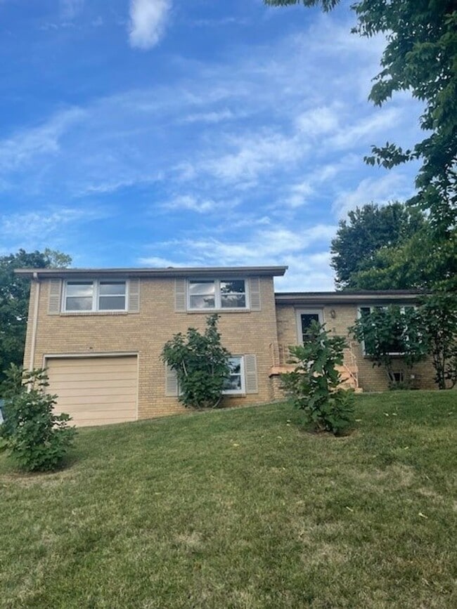 Building Photo - 3 Bedroom House Available for Immediate mo...