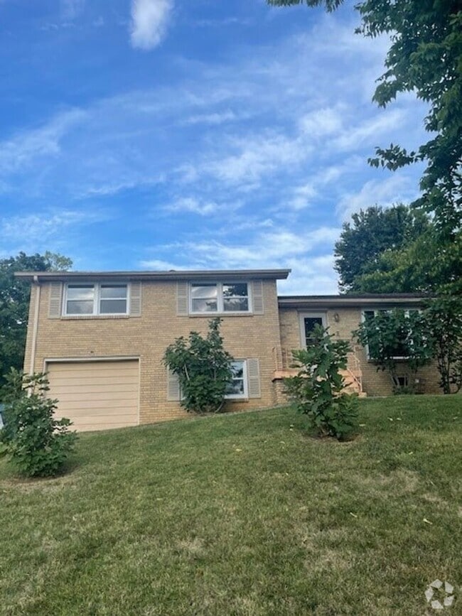 Building Photo - 3 Bedroom House Available for Immediate mo...