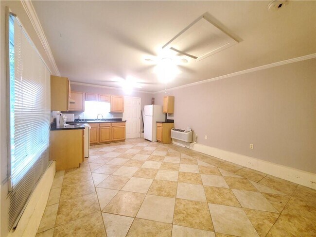 Photo - 591 Bolan St SE