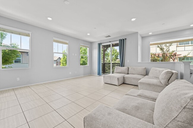 Photo - 2 Bedroom Townhome in the Lakepointe Community!