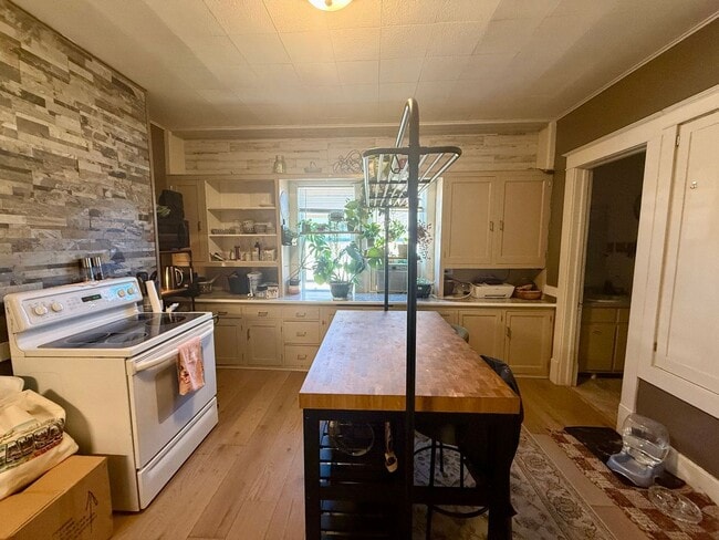 Building Photo - 707 E Thomas St Unit Lower