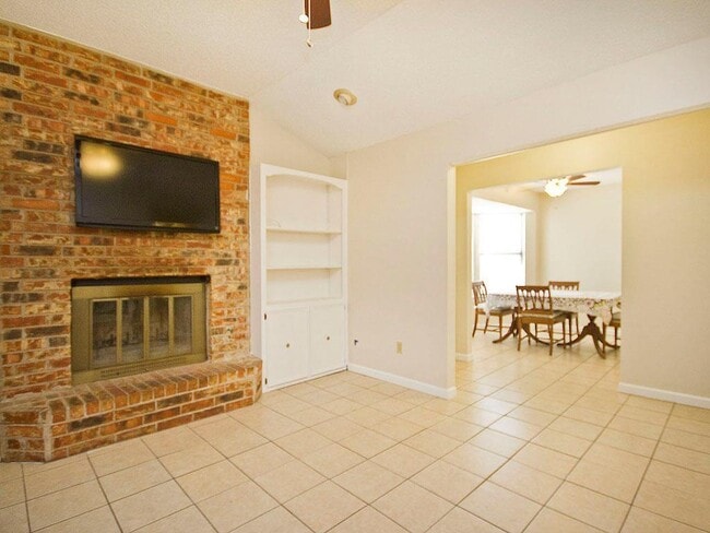Photo - 904 Norwell Ln