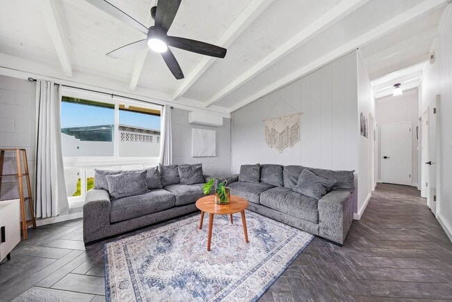 Building Photo - Fully Furnished 3 Bedroom 2 Bath Fully Renovated Home- Includes Utilities