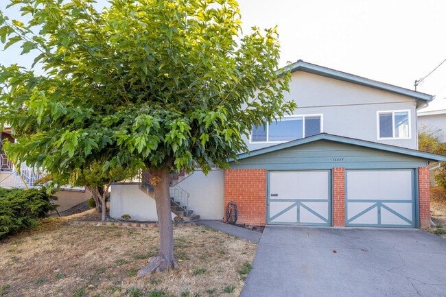 Building Photo - Charming 4-Bedroom Home with Scenic Views ...