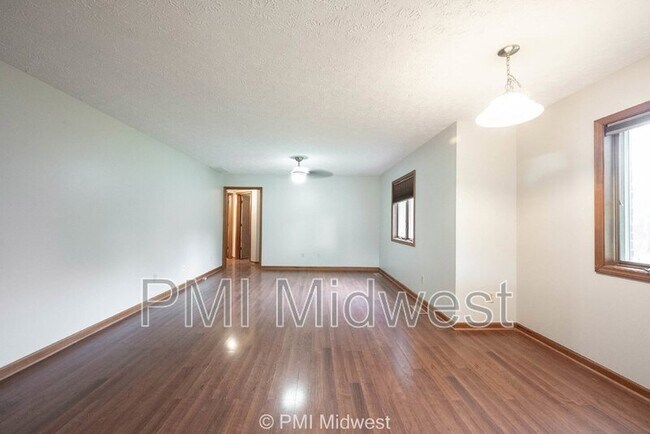 Photo - 406 Tulip Dr