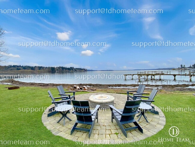 Building Photo - "Charming 1-Bed Waterfront Retreat with Scenic Lake Views & Pool in Kirkland!" Unit 108