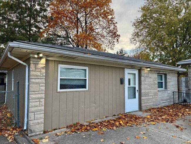 Building Photo - Updated 1-brm home with huge living room, ...