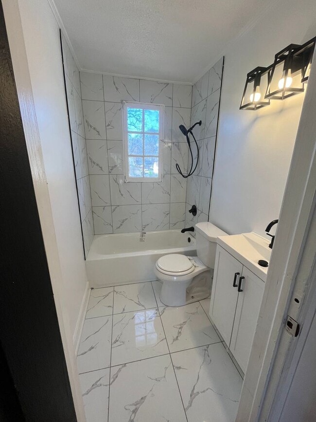 Photo - Spacious 2 bedroom 1 bath home for lease