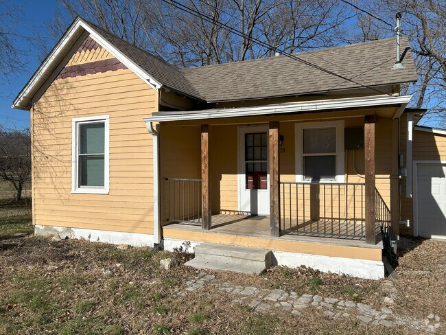 Building Photo - 910 E 13th St Rental