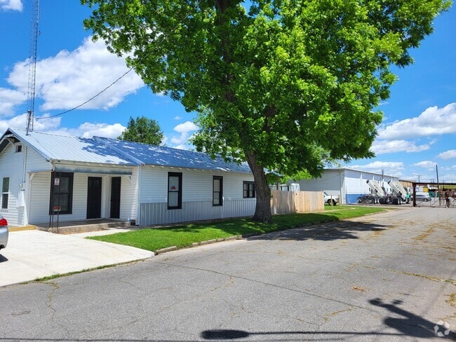 Building Photo - 1000 N Poplar St Unit B Rental