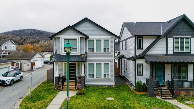 Photo - 4500 Stephen Leacock Dr Unit Upper