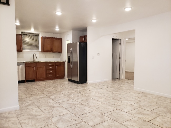 Building Photo - 1007 W 29th St Unit Downstairs Rental