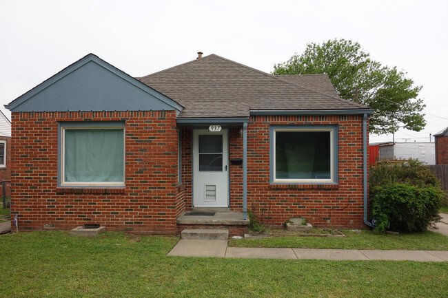 Cozy 1/1/1 Duplex a short walk to beautiful Braden Park! - 937 S Erie Ave House
