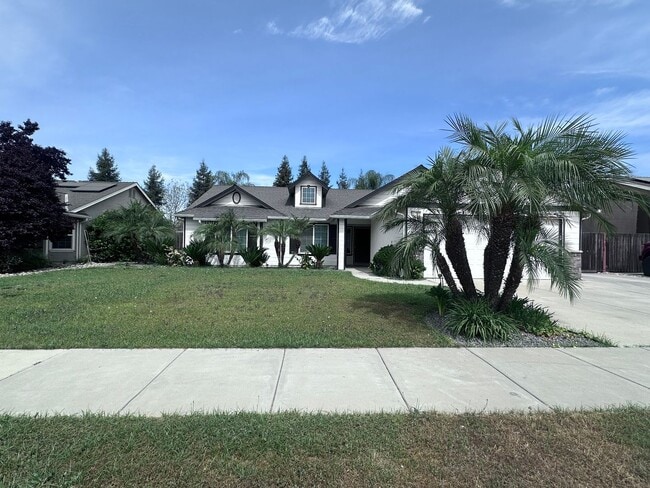 Building Photo - NW Visalia Home Coming Soon!