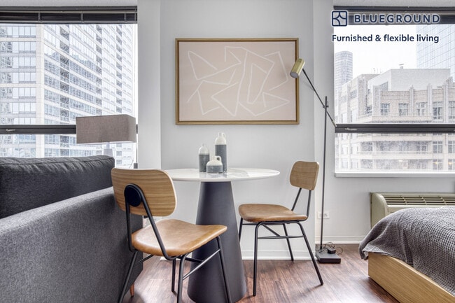 Photo - 445 E Ohio St Unidad FL31-ID450