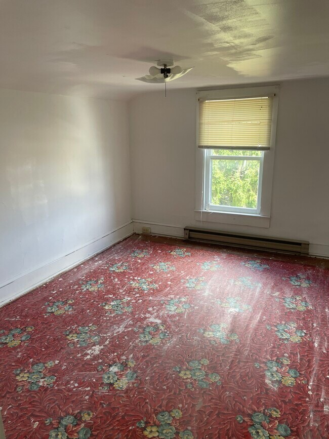 SPARE ROOM - 275 Roosevelt St