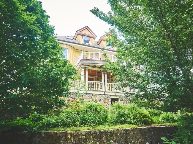 Building Photo - 18 Atherton Rd Unit G