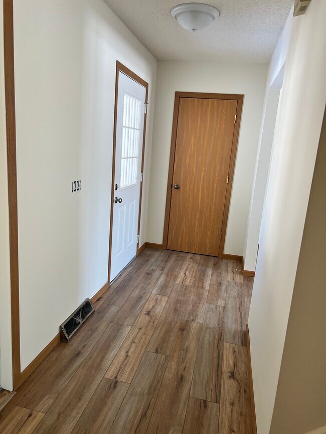 Nice big entryway - 2362 Darwin Ln