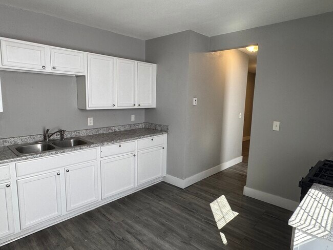 Photo - 1208 W 5th St