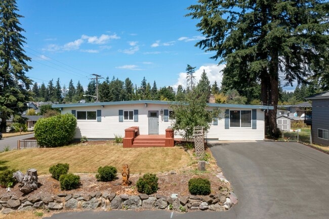 Photo - Spacious 5 Bedroom with Huge yard and 3 fireplaces