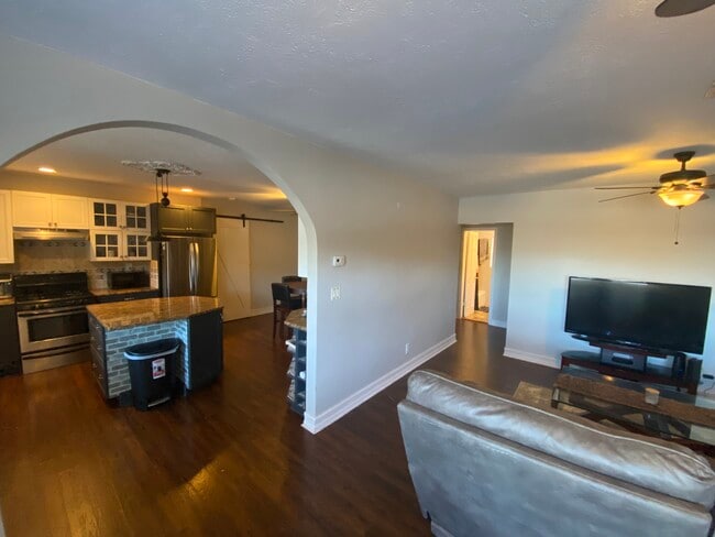 Building Photo - 3737 Park St N Unit 2 Bed Rental