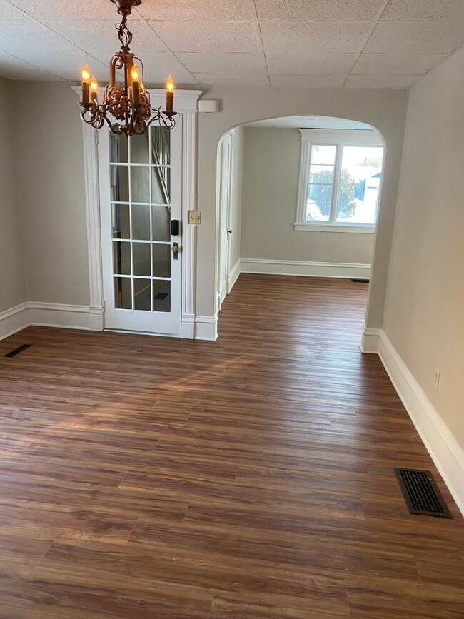 Entrada / Comedor - 30 Catlin Ave Unidad 1st Floor