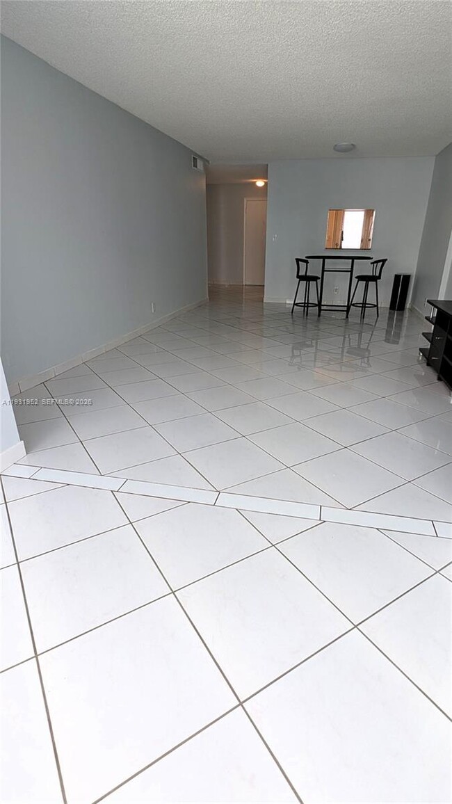 Building Photo - 301 NE 14th Ave Unit 404