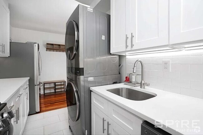 Building Photo - 2 bedroom in Bronx NY 10463 Unit 1 Rental