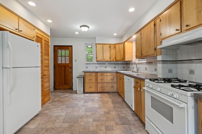 Building Photo - READY FOR MOVE IN! Don't miss this UPDATED 3-bedroom in Forest Hills!