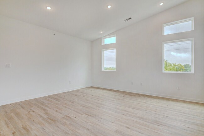 Photo - 100 W Mockingbird Ln