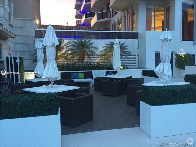 Building Photo - 4775 Collins Ave Unit # 2702 Rental