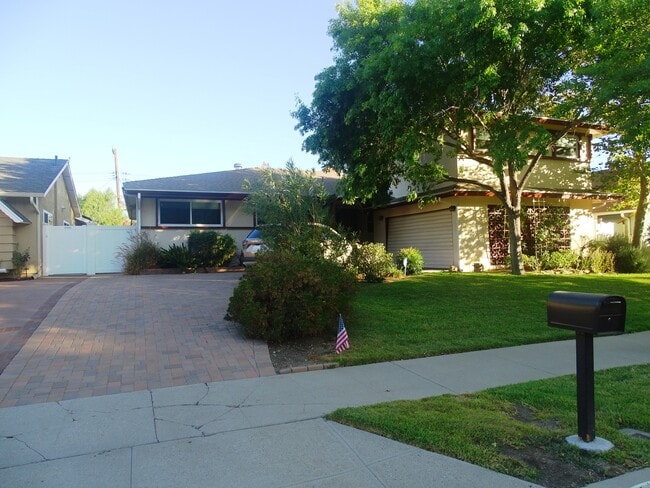 Building Photo - 6104 Lockhurst Dr