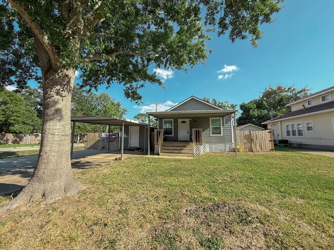 Building Photo - 4901 Elm St