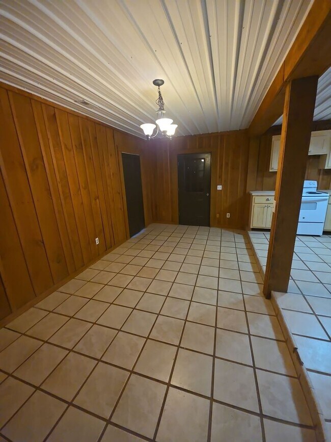 Photo - Peaceful 3-Bedroom Country Home with Barn and Large Front Porch in Walling, TN