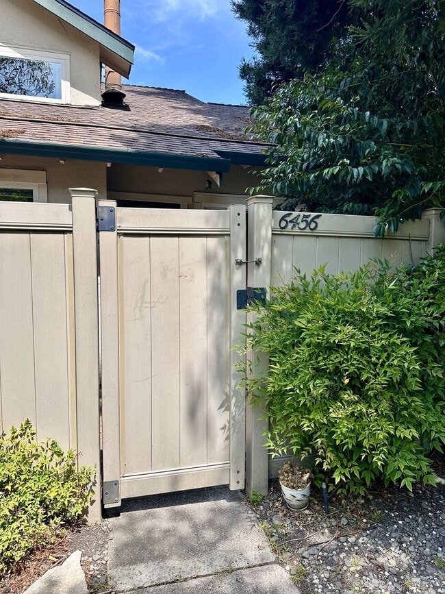 2 Bed/ 1.5 Bath Condo with 2 car Garage - 2 Bed/ 1.5 Bath Condo with 2 car Garage
