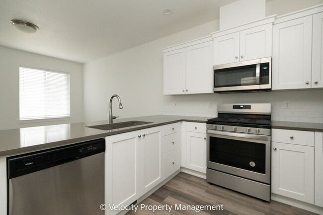 Photo - 3 Bedroom Townhome close to Hospital!