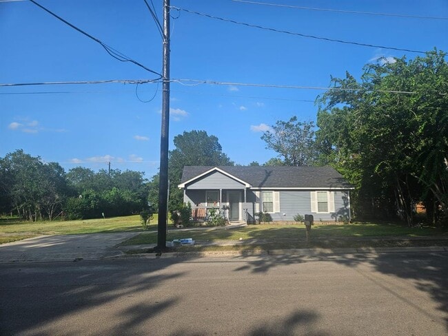 Photo - 606 Trinity St