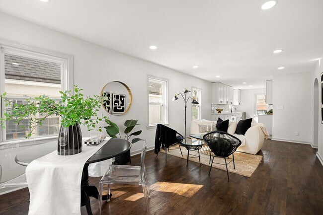 Photo - 822 E 72nd St