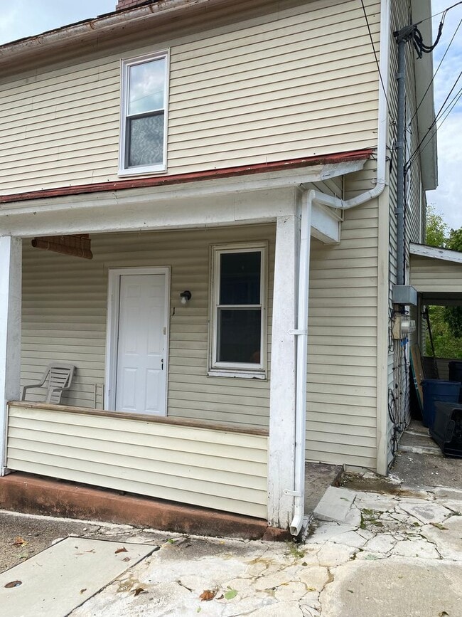 Building Photo - 25 Oak St Unit 1