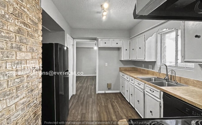 Photo - 4 Bed/2.5 Bath Home with Detached Garage / Pet-Friendly / Available Now!