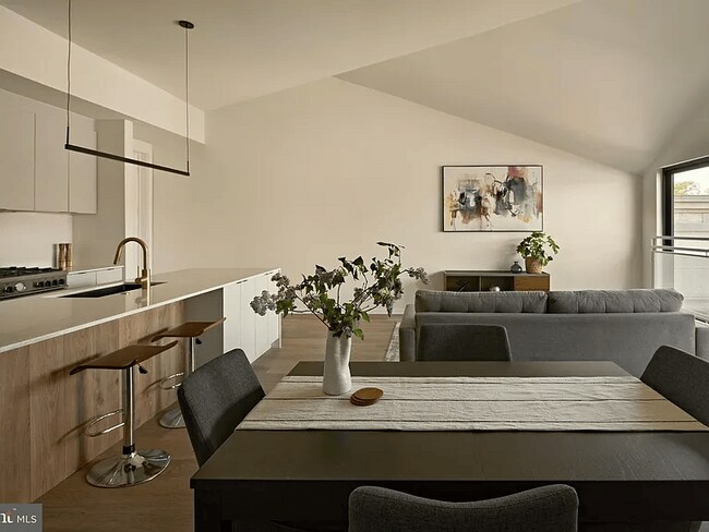 Photo - 2011 Cambridge St