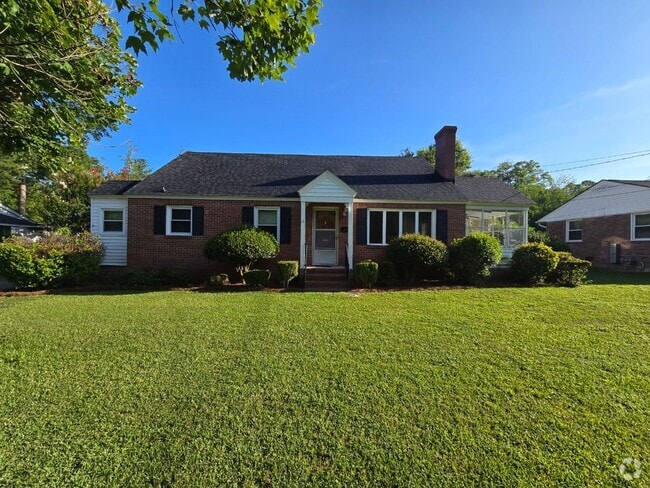 Building Photo - 5 Bedroom home