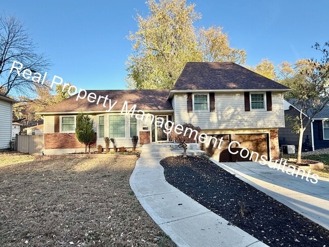 Building Photo - Stylish Split-Level Living in Overland Park  – Pet-Friendly