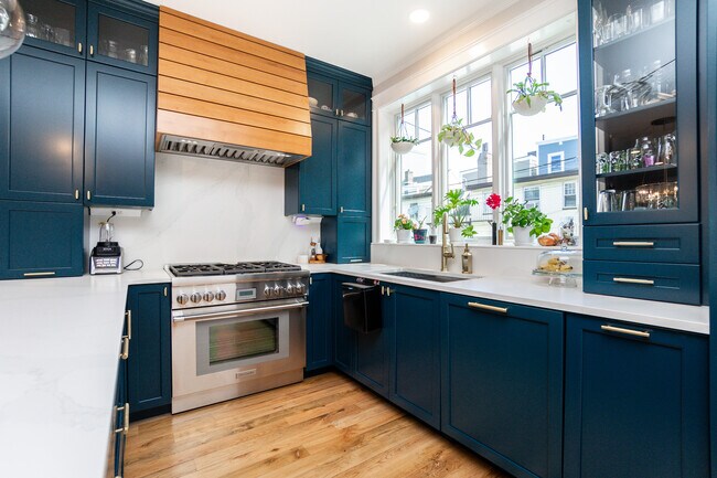 Photo - 452 W 4th St