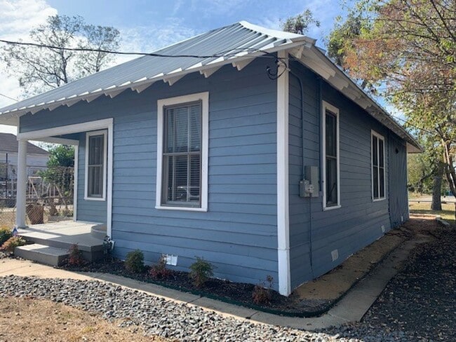 Photo - Fully Restored 2BR Classic Near Downtown Dignowity Hill