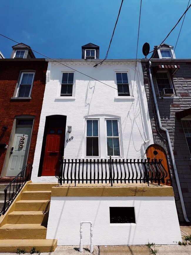 Building Photo - 649 S Queen St