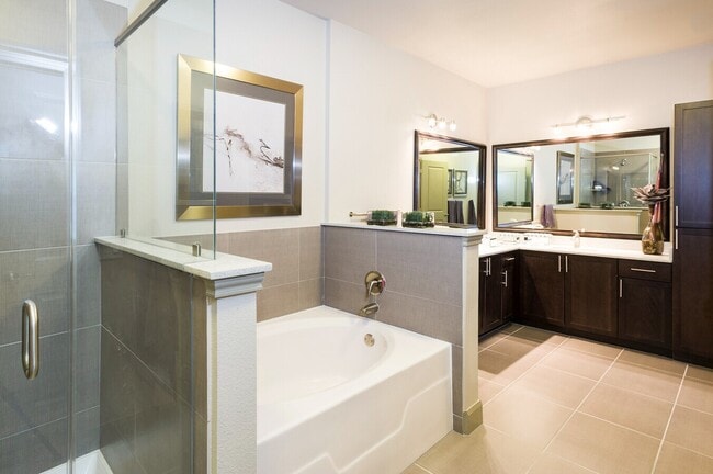 Photo - Urban Luxury, Perfect Location Unit PLGY2