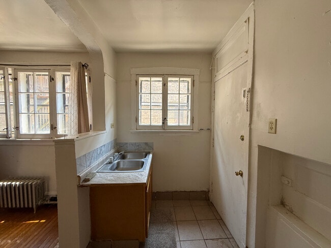 Photo - 7411 N Damen Ave